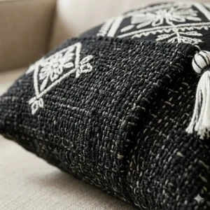 Illustration 1: Close-up view of the woven fabric texture of a high-quality black boho pillow.